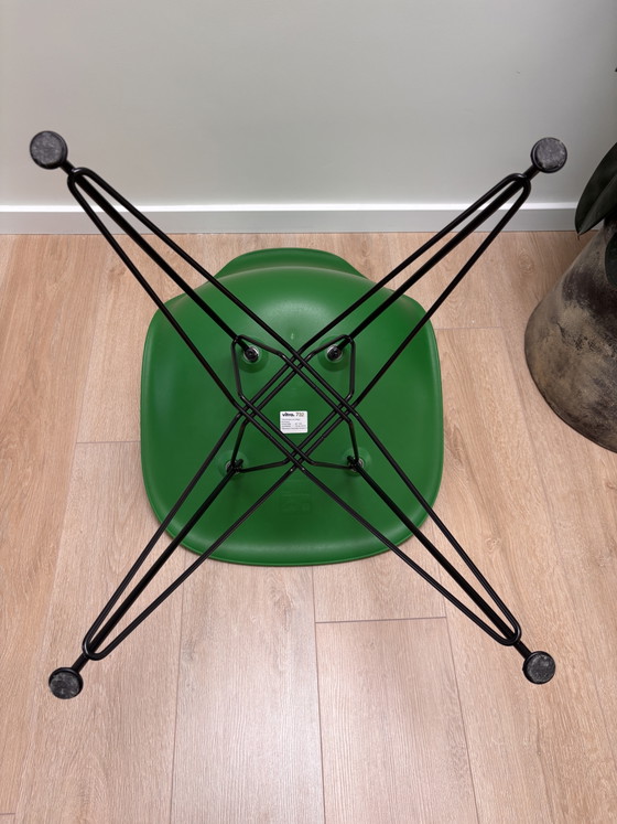 1 chaise Vitra Eames DSR RE à pieds en plastique vert et noir – Chaises de salle à manger, Plastic, Metal (photo 5 of 6)