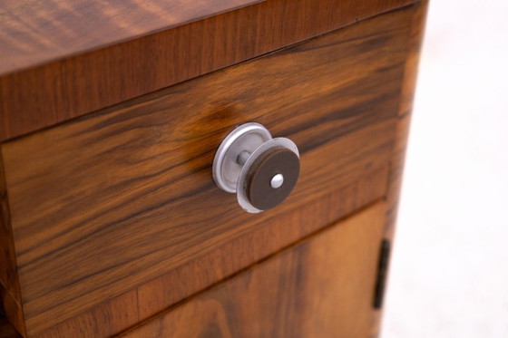 Image 1 of Juego de mesillas de noche de nogal, Polonia, primera mitad del siglo XX.