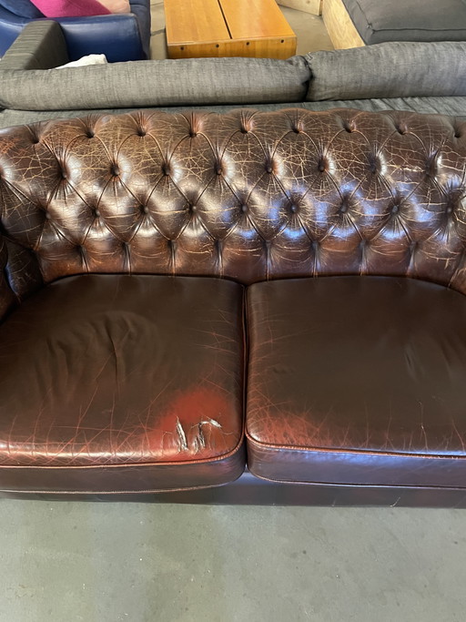 Divano a due posti in pelle inglese dal carattere distintivo