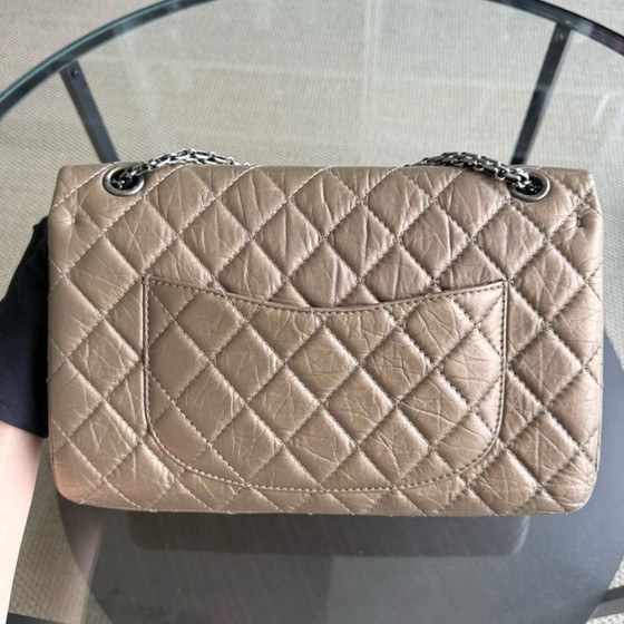 Image 1 of Chanel 2.55 Reissue 226 - Piel de becerro envejecida acolchada, herrajes de bronce rutenio y plata, Serie 17