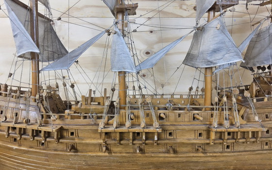 Image 1 of Unieke V.O.C modelschip uit boomstam (volledig handgemaakt) (17e Eeuwse spiegelretourschip)