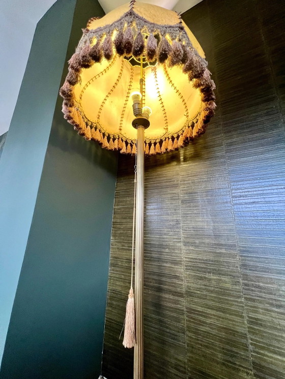 Lampada da terra Mid Century, Vintage, Neoclassica in Ottone Massiccio con Piedi di Leone, Molto Solida e (photo 9 of 10)