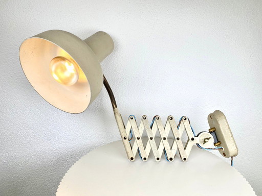 Lampe murale vintage industrielle Bauhaus à ciseaux de taille moyenne en blanc crème / gris / beige clair - Lampes murales vinta