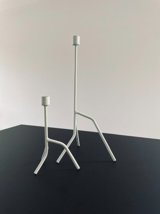Set di 2 candelabri artigianali dal design storto in metallo bianco.