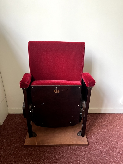 1x Vintage velvet theater chair