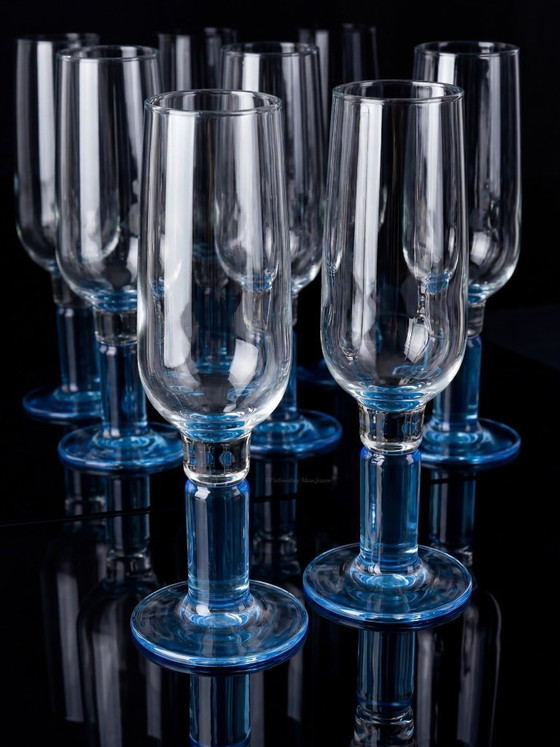 Image 1 of 6 copas de champán Bormioli Rocco Italy, con tallo y base azules.