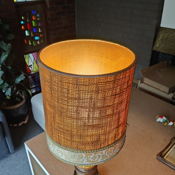 Image 1 of Auffällige Tischleuchte aus Messing und Holz mit Bastschirm – Hollywood Regency Stil, ca. 1970