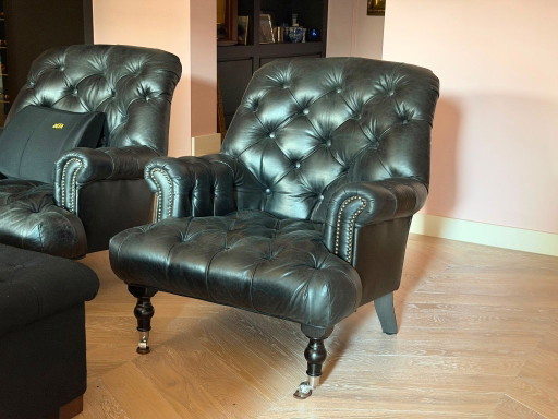Twee Identieke Zwarte Leren Chesterfield Fauteuils – Leather, Wood (photo 2 of 5)