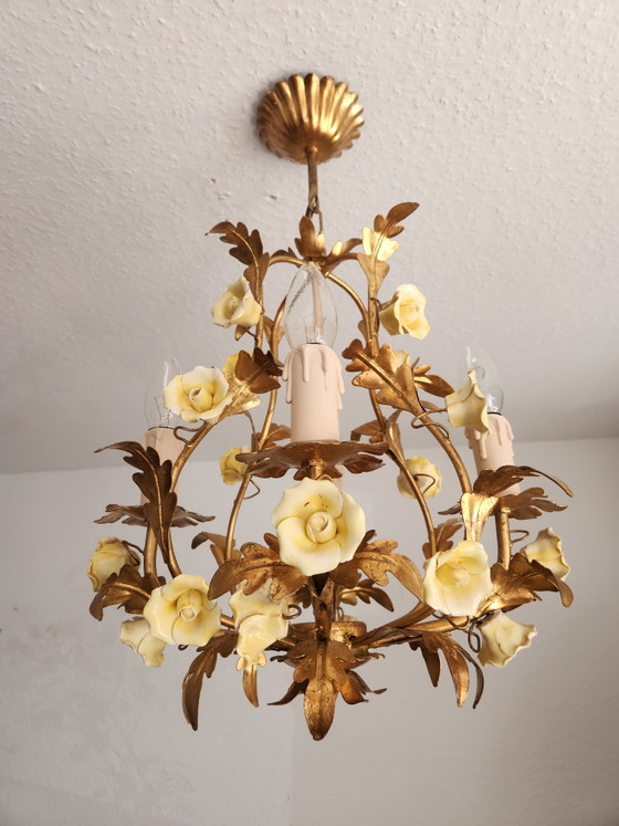 Lampe de plafond florentine ancienne, dorée et forgée à la main, ornée de roses en porcelaine, Italie (photo 3 of 14)