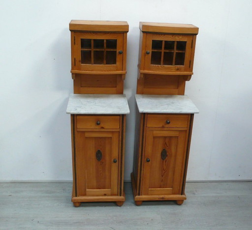 2 Biedermeier Nachttische mit Vitrinen-Aufsatz um 1870, Naturholz + Facettenglas