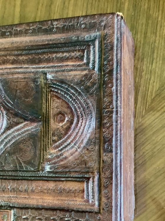 Eccezionale cofanetto antico in cuoio sbalzato, Africa Occidentale — Inizio XX secolo – Oggetti decorativi (photo 7 of 18)