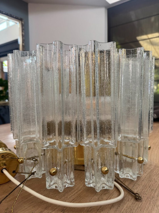 Image 1 of Grande lampada a sospensione con elementi in vetro soffiato a mano su base in ottone, realizzata da Glashütte Limburg.