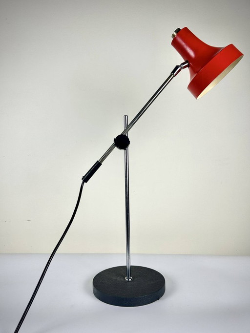 Gelenkige Schreibtischlampe in Rot und Chrom - industrieller Stil