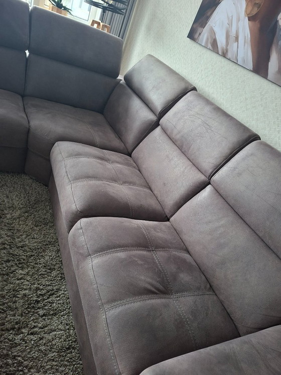 Image 1 of Divano angolare in tessuto marrone effetto pelle