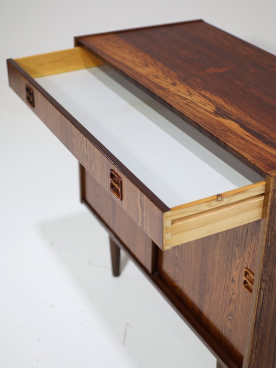 Image 1 of Mobiletto vintage danese in palissandro con ante scorrevoli e cassetto