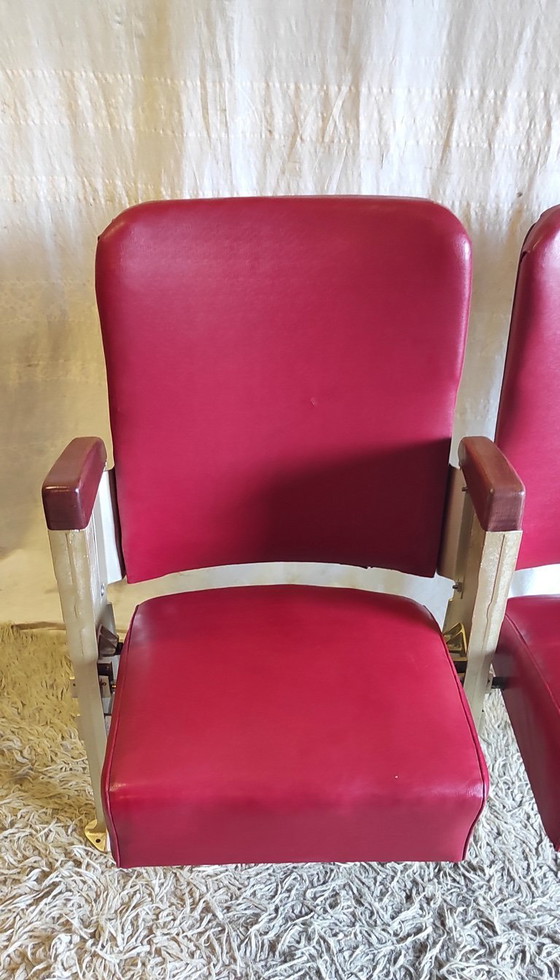 Image 1 of Pareja de butacas de teatro en símil piel roja y aluminio fundido dorado - Años 50/60