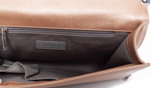 Image 1 of Chanel, große Boy Bag aus metallisch glänzendem Leder