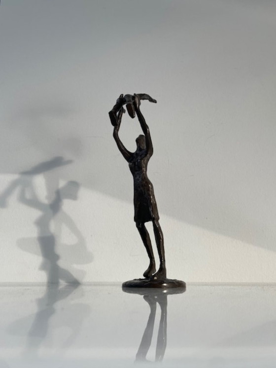 Image 1 of Bronze statue of mother and child – modern and expressive