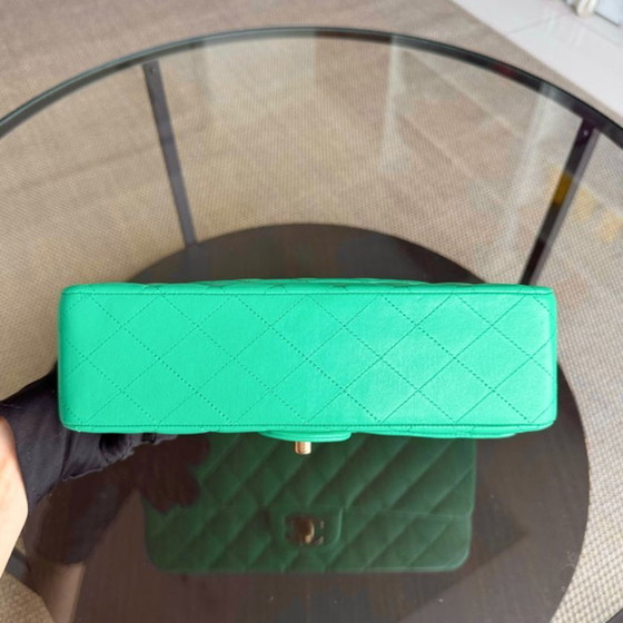 Image 1 of Borsa Chanel Classic Flap Medium - 25 cm in pelle di agnello trapuntata verde con finiture dorate, serie 18