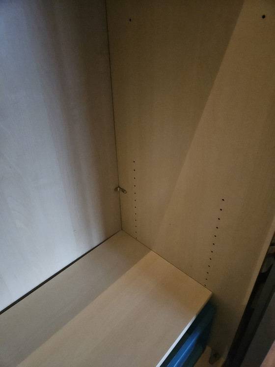 Image 1 of Armario con puertas correderas y espejo.