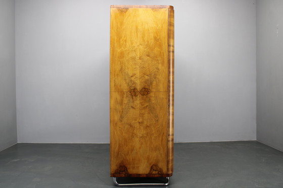 Image 1 of Armadio Bauhaus anni '30 di Vichr &amp; Spol in finitura noce, Cecoslovacchia