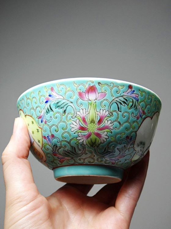 Image 1 of Jingdezhen famille rose fine porcelain Chinese bowl, decorated with ladies, 1960s