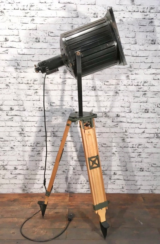 Image 1 of Gran foco industrial negro sobre trípode de madera, década de 1960