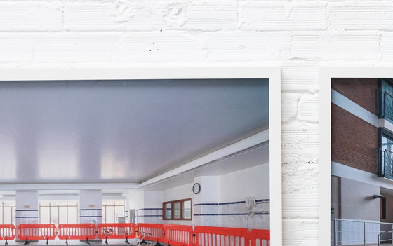 Image 1 of Piscina vuota — fotografia a colori incorniciata 100x150 cm