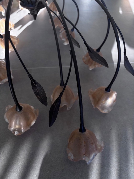 Image 1 of Elegante lámpara de araña con motivos florales de cristal.