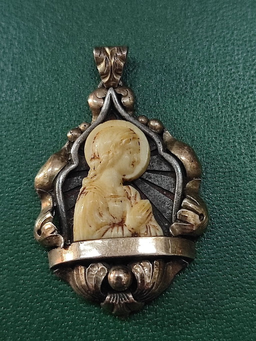 Antieke hanger of antieke devotionele medaille van de Maagd Maria