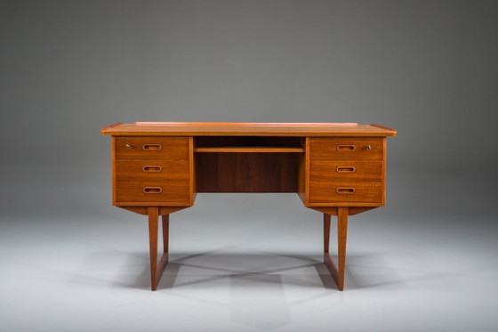 Image 1 of Freistehender dänischer Teak-Schreibtisch aus der Mitte des 20. Jahrhunderts mit erhöhter Kante, 1960er Jahre