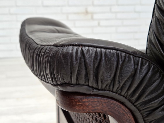 Image 1 of Sofá escandinavo de tres plazas de los años 70, tapizado en cuero, patas de teca y madera curvada.