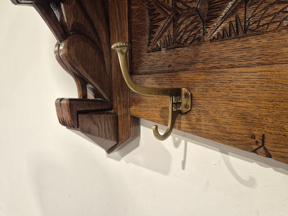 Image 1 of Perchero de pared Art Déco de roble con adornos de ardillas.