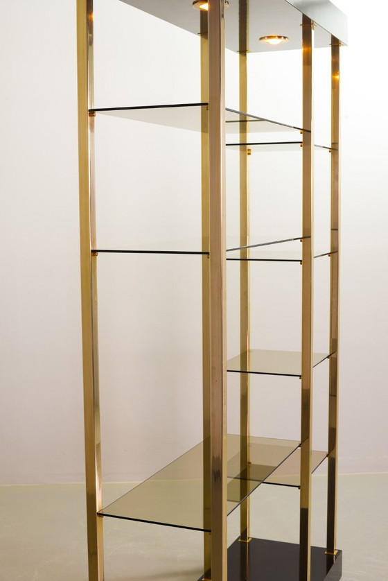 Image 1 of Scaffale Belgo Chrom Hollywood Regency in stile laccato nero, placcato oro 20 carati con vetro fumé. Belgio, anni '70.