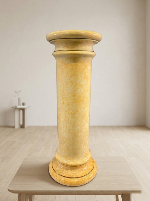 Colonna con piedistallo in ceramica smaltata vintage, supporto espositivo effetto onice marmorizzato e marmo, XX secolo.