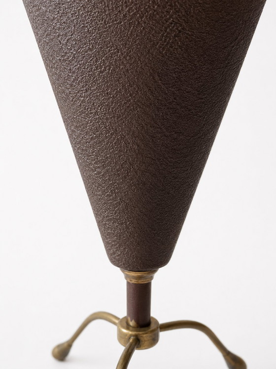 Image 1 of Kleine kegelvormige tafellamp met driepoot uit de jaren 1950, toegeschreven aan Stilnovo.