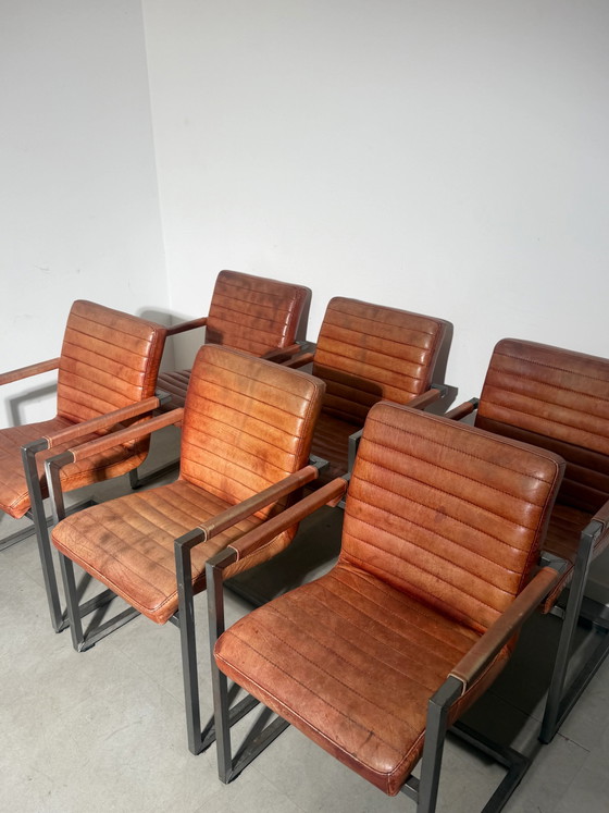 Set van zes cognac lederen eetkamerstoelen met armleuningen (photo 5 of 6)