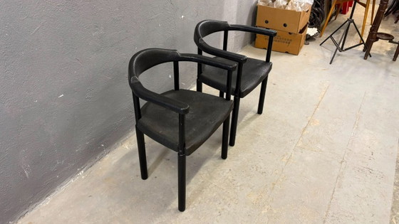 Image 1 of Een paar zwarte postmoderne fauteuils, van gegoten kunststof, jaren 80, Europa