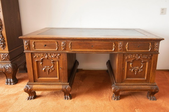 Bureau, bibliothèque/vitrine et table ronde assortie ornée de pattes de lion – Bureaux, Glass, Wood (photo 3 of 9)