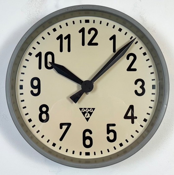 Image 1 of Industriële fabriekswandklok van Pragotron, jaren 60