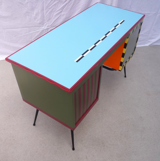 Vintage 4-drawer desk on compass legs