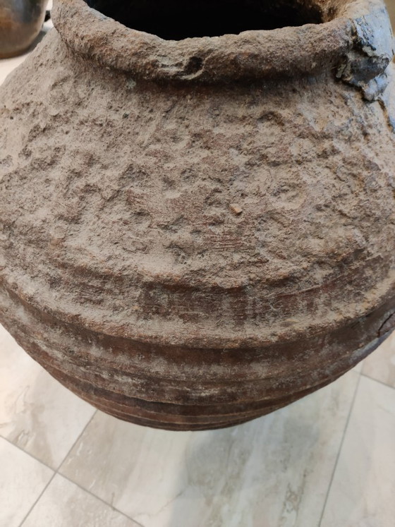 Image 1 of Élégant pot ancien en terre cuite patinée, orné de rainures.
