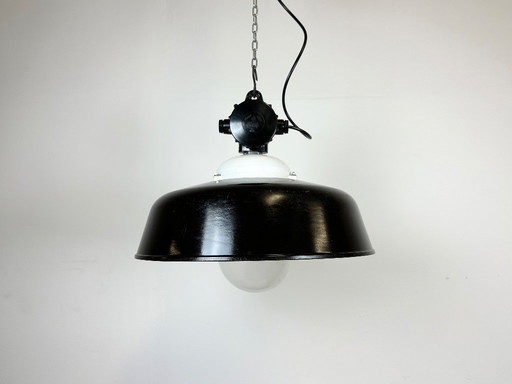 Lampada industriale in smalto nero con copertura in vetro, anni '50