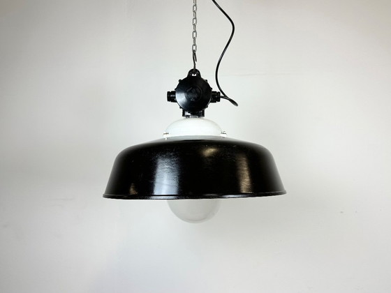Image 1 of Industrielle schwarze Emaillelampe mit Glasabdeckung, 1950er Jahre