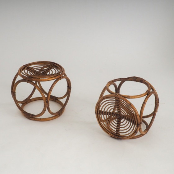 Coppia di sgabelli/tavolini vintage in rattan realizzati a mano (photo 10 of 12)