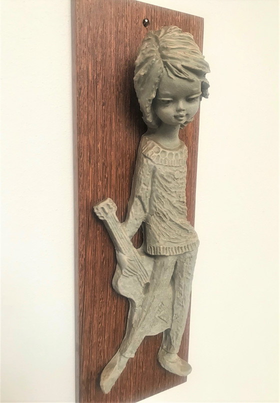 Image 1 of Scultura da parete in ceramica vintage "Ragazza con chitarra"