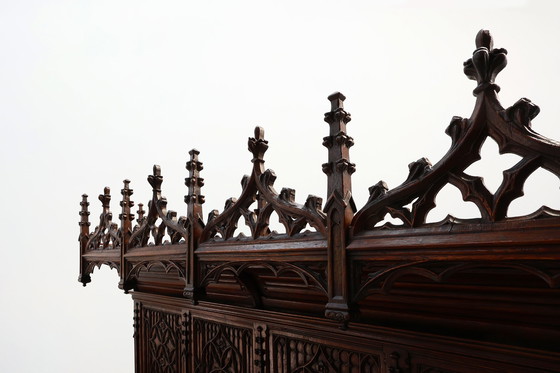 Image 1 of Rare grande armoire néogothique en chêne du début du 19e siècle, sculptée à la main