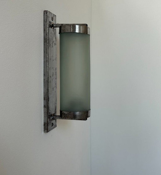 Lampada da parete tubolare vintage, cromo e vetro sabbiato, Francia 1940