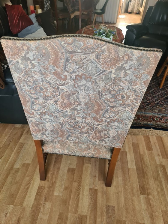 Image 1 of Sillón antiguo de madera noble con tapicería de tapiz.