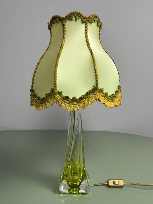 Mid-Century Design Val Saint Lambert Grüne Kristallglas Tischlampe mit gold-gefranstem Lampenschirm. Belgien, 1960er–1970er Jahr